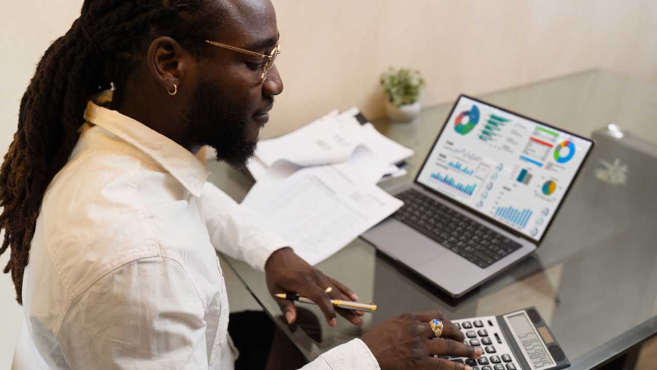 Alberta mortgage broker calculating financial profile